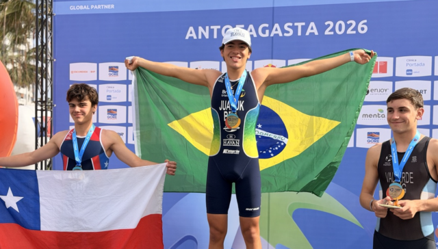 Alejandro Juanuk cruza a linha de chegada como campeão do Pan Americano de Triathlon em Antofagasta, no Chile